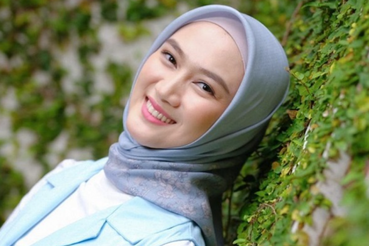 Intip Gaya Hijab Melody Nurramdhani Laksani eks JKT48 yang Simple, Cantik, dan Mempesona