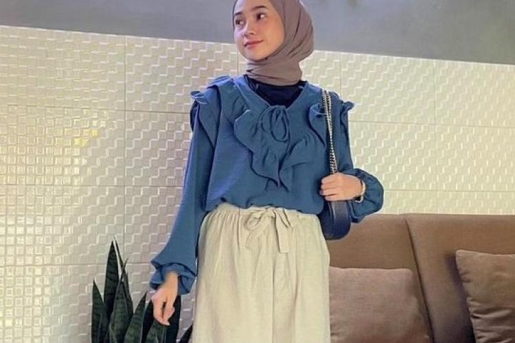 Referensi Warna Hijab yang Cocok Di Combine Dengan Baju Biru Tua, Pastikan Pilih Warna Ini Agar Tone Selaras!