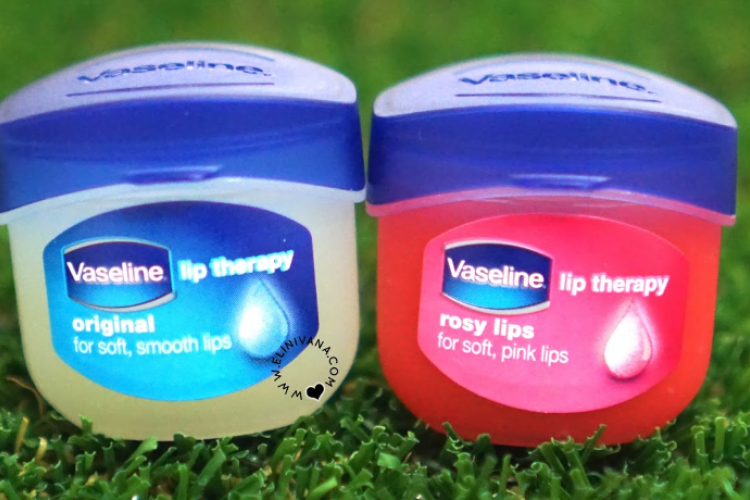 Perbedaan Vaseline Lip Therapy dan Lip Balm Biasa, Begini Manfaat nya Buat Bibir!