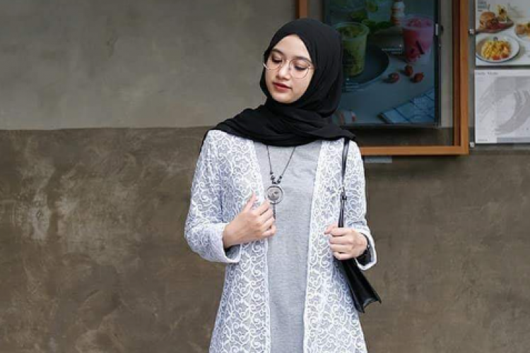 Baju Hitam Putih Cocok Dengan Jilbab Warna Apa? Pakai Warna Pilihan Ini Agar Tampil Elegan!