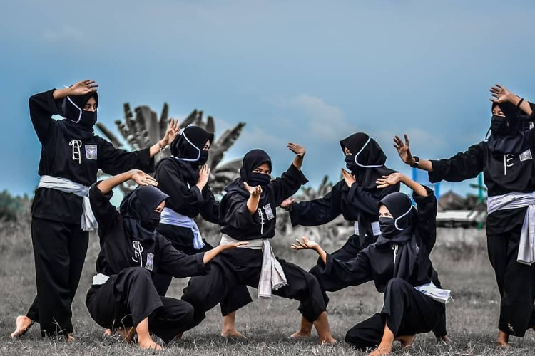 Kumpulan Pantun PSHT Lucu 2 Baris Buat Balas-balasan Sesama Warga 