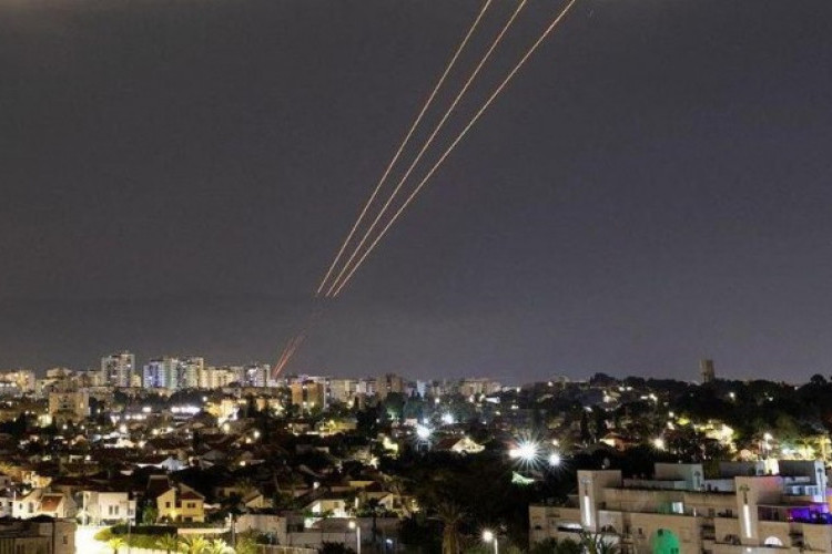 Serangan Iran ke Israel Luncurkan Lebih dari 300 Rudal dan Drone, Gencar Pemicu Perang Dunia III?