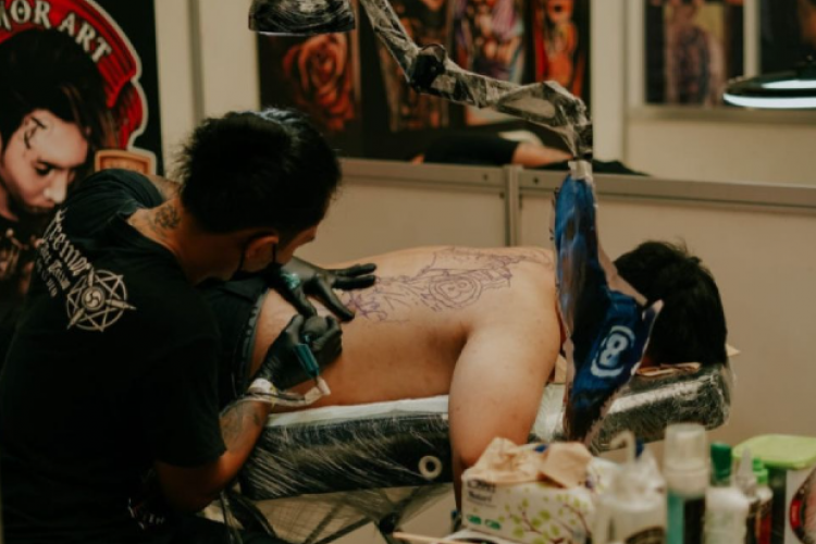 Rekomendasi Studio Tattoo Terdekat di Jakarta Lengkap dengan Alamat dan Harganya, Salah Satu Kliennya Ada Artis Terkenal!