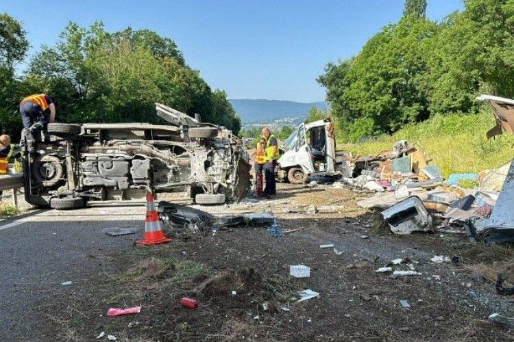 L'a41 Est Coupée En Raison D'un Violent Accident, Trois Personnes Sont Blessées Dans La Collision Avec Un Camping-car Détruit