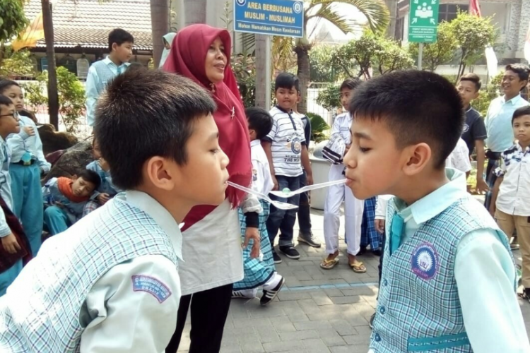 Lomba Estafet Karet Gelang, Permainan Untuk Uji Kekompakan dan Kreativitas Berpikir Anak