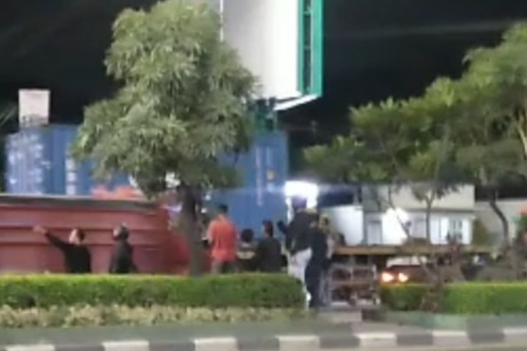 Pelajar Tewas Saat Hadang Truk di Bekasi, Detik-Detik Kejadiannya Terekam Ponsel Warga yang Melintas