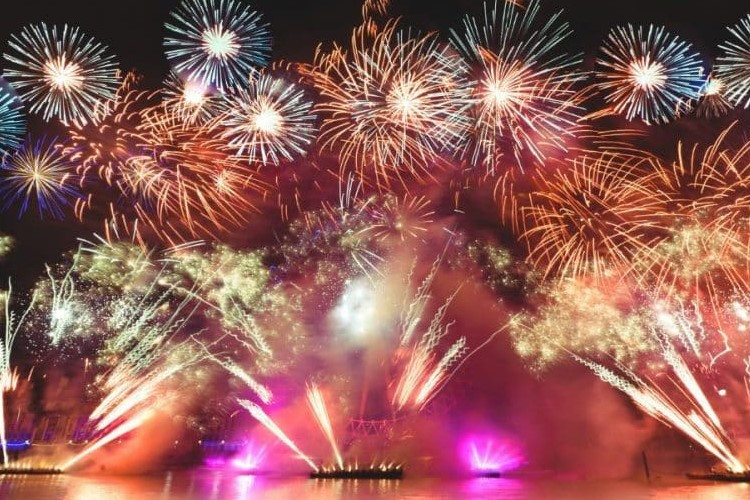 Voici  Feu d'artifice du 15 aout 2024 en France Se Tiendront Dans 10 Lieux Différents