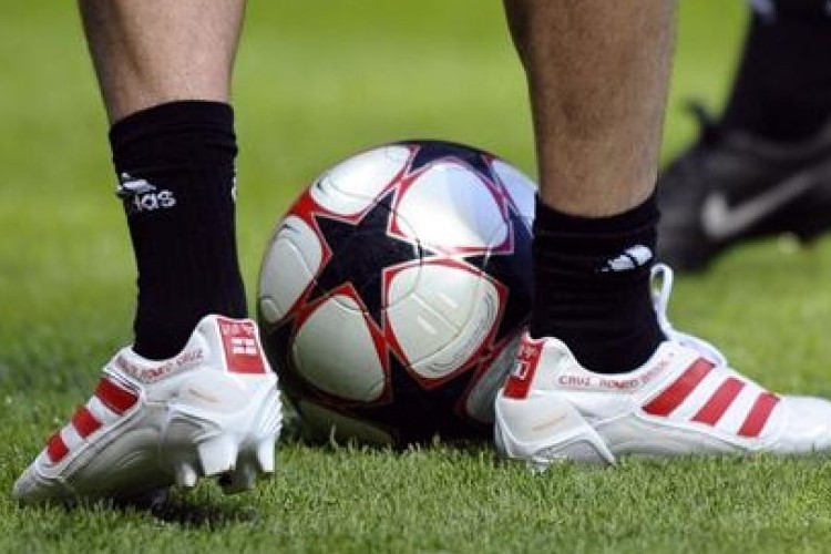 Model Sepatu Bola yang Cocok Untuk Pria Berkaki Lebar, Dijamin Auto Jadi Bintang Lapangan 