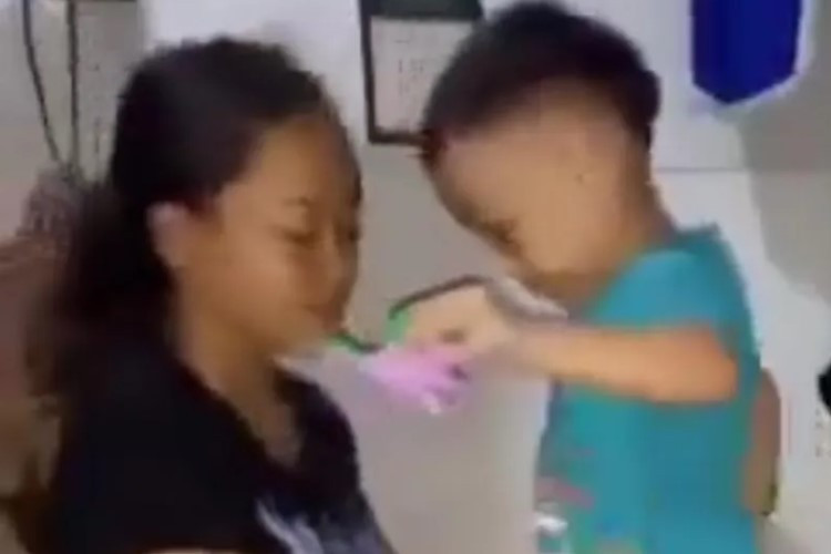 Link Video Ibu dan Anak yang Viral di TikTok Terekam Mainkan Alat Vital Bocah Baju Biru, Dirujak Warganet Tanpa Sisa