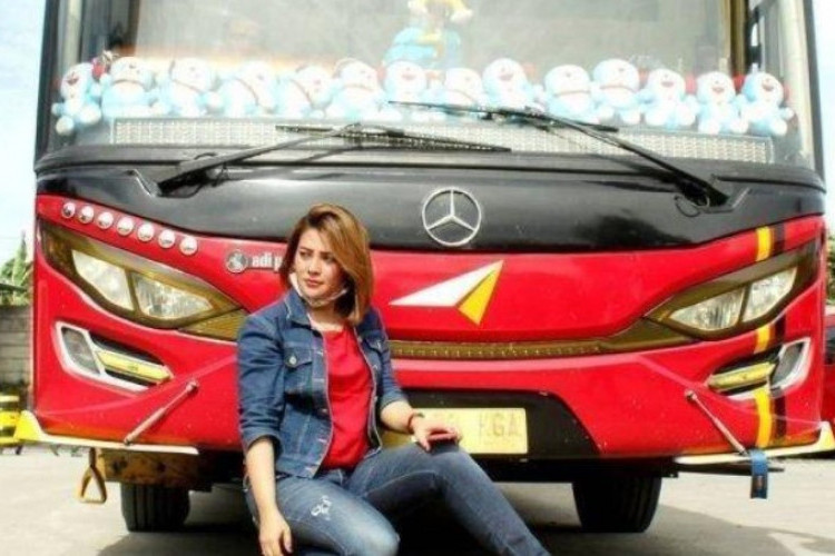 Mengenal Liena Ozora Driver Cantik Agra Mas Viral, Disebut Kartini Jalanan Penuh Kisah Inspiratif!