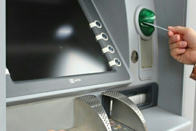 Kartu ATM Tertelan, Inilah Langkah yang Harus Segera Dilakukan!