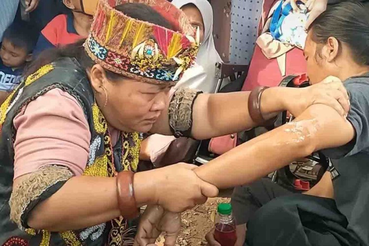 VIRAL! Pijat Ida Dayak yang Katanya Bisa Menyembuhkan Berbagai Penyakit Ringan Hingga Kronis Secara GRATIS