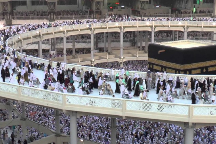 Tata Cara Melaksanakan Tawaf, Disertai dengan Seluruh Bacaan Doa Tawaf Lengkap!