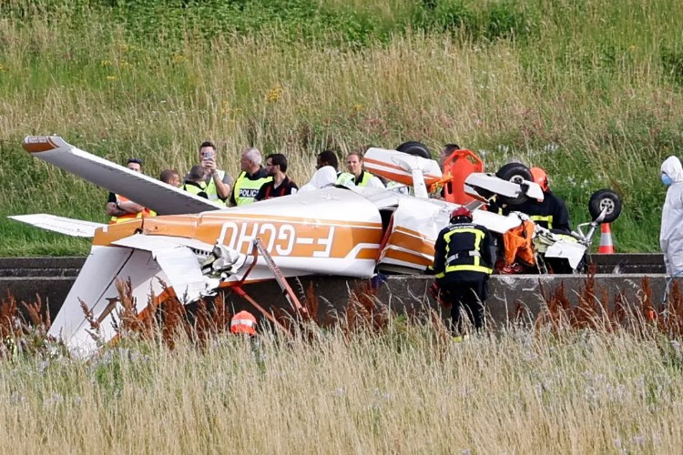 Video Crash D'un Avion  A4 De Tourisme Sur L'autoroute Les Trois Occupants De L'engin Sont Décédés