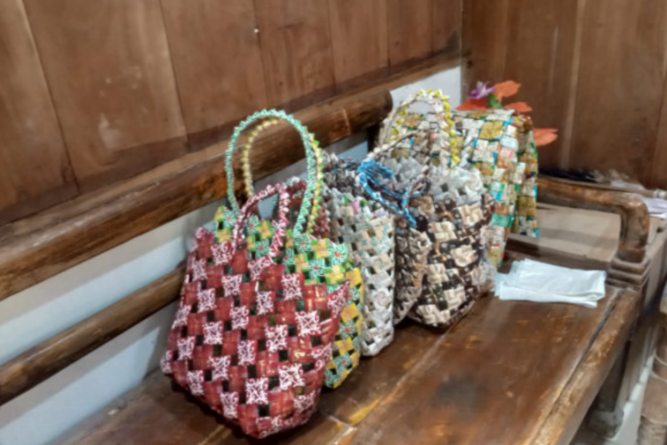 Kumpulan Kerajinan Tas Dari Limbah Plastik Kreatif Bisa Jadi Inovasi Mahal Dengan Bahan Murah 7085