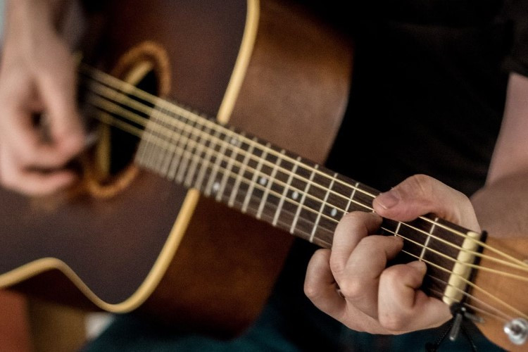 Lirik Lagu dan Kunci Gitar Thomas Arya Ku Puja Puja yang Viral di TikTok Jadi Sound Jedag-Jedug Kane 