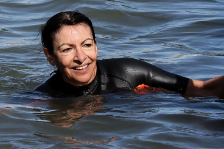 La ministre française des sports Amélie Oudéa-Castéra nage dans la Seine avant les Jeux Olympiques