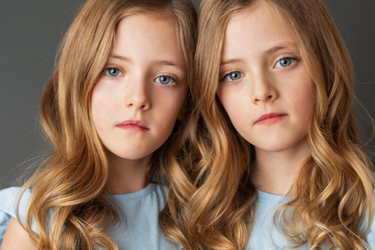 Ruby et Emmanuella Spencer Jumelles Identiques Du Canada Qui Jouent Actuellement Le Rôle De Lyndy Borden Dans La Série Heartland