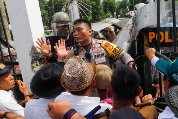 Demo di Gedung DPR Tuntut Hak Angket Berakhir Ricuh, 16 Orang yang Diduga Provokator Langsung Diamankan Polisi