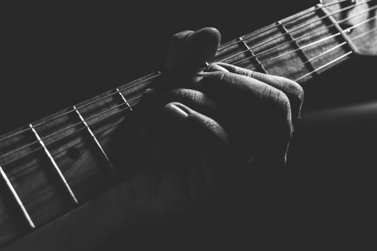 Lirik dan Chord Dasar Iklim - Suci Dalam Debu, Lagu Viral Cocok Untuk Latihan Gitaris Pemula