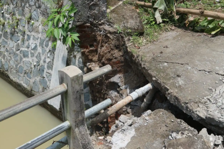 Jalur Trenggalek–Ponorogo Hari Ini Terputus, Usai Jembatan Ambrol Tergerus Air Hujan