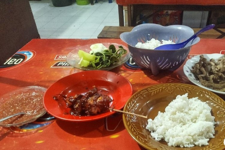 Daftar Harga Menu Warung Biru Tahun 2023 Ada Beragam Sajian Seafood, Ayam Bakar, Hingga Bebek Goreng 