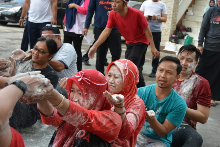 Cara Bermain Estafet Tepung dan Peraturannya yang Wajib Kamu Tahu, Bikin Kegiatan Lomba 17 Agustus Makin Seru 