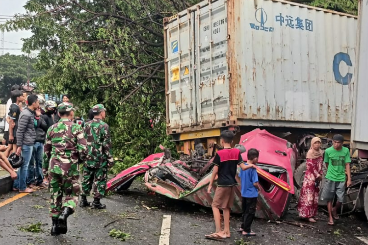 Kecelakaan Terjadi di Jalur Tengkorak Purwodadi : Truck kontainer Tabrak Truck Kontainer Lain, 1 Pemotor Tewas!