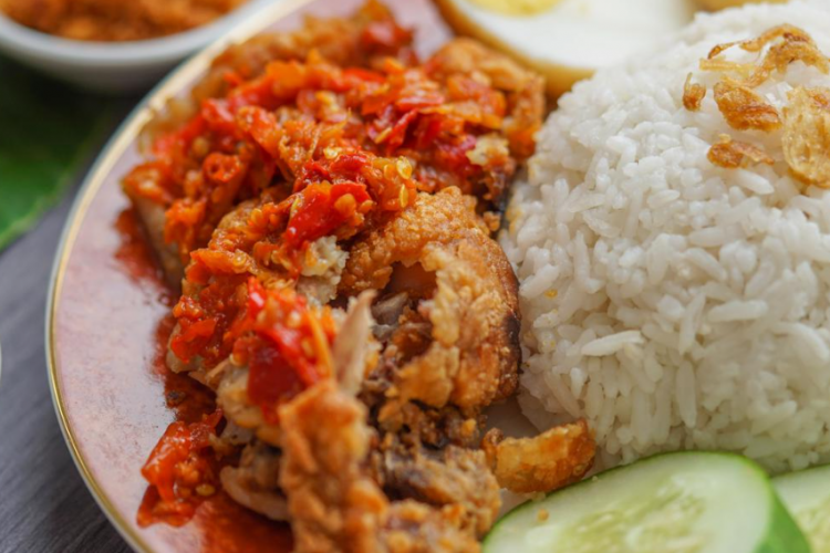 Resep Sambal Ayam Geprek untuk 1 Porsi Super Pedas, Wajib Coba Ini Rahasia Para Penjual!