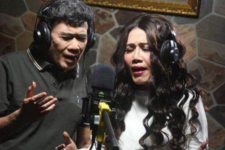 Kunci Gitar Rhoma Irama feat Rita Sugiarto - Cuma Kamu, Lagu Duet yang Terkenal Sepanjang Masa