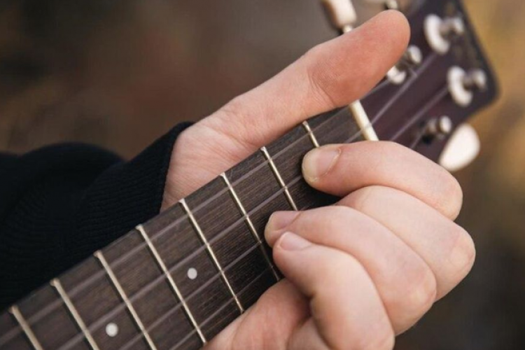 Chord Gitar Suci di Mana Kini Kau Berada Mudah Untuk Pemula, Pas Untuk Newbie Belajar Gitar!