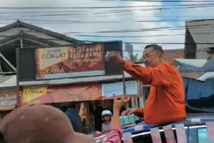 Endang Suhendar Viral Bagi-bagi Duit dari Mobil, Pernah Heboh Karena Sawer Biduan