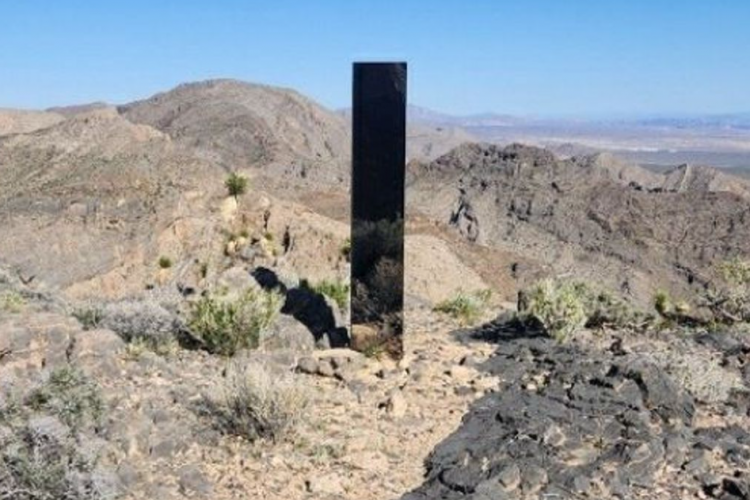 Un mystérieux monolithe apparaît dans le désert du Nevada : S'agit-il d'un extraterrestre, d'un artiste ou d'un farceur ?