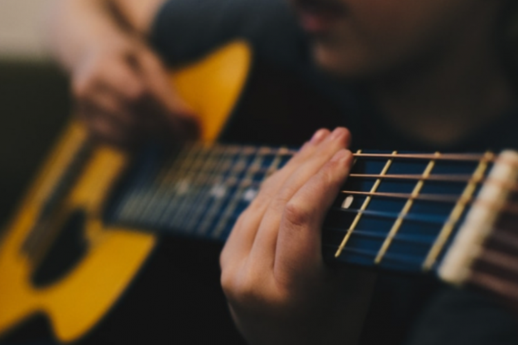 Chord Gitar Selendang Biru - Arghado Trio Mudah Untuk Pemula, Lagu Viral TikTok dan Facebook