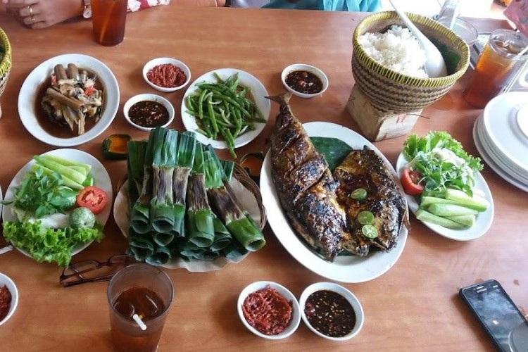 Rumah Makan Saung Rawalele Kalideres Jakarta Sediakan Paket Wedding Buat Rayakan Pernikahanmu 