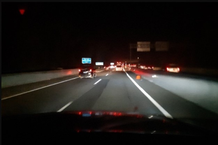 Foto Jalan Tol Malam Hari Aesthetic dan Bisa Dibuat Update di Medsos