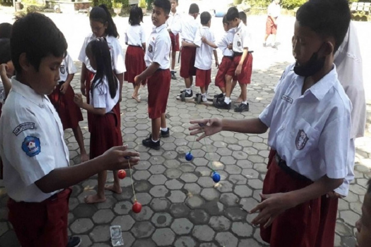 Viral Larangan Bawa Lato-lato ke Sekolah di Pesisir Barat Lampung, Sampai Ada Surat Edarannya Resmi