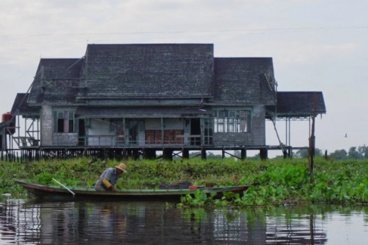 Menelusuri Jejak Misteri di Rumah Horor Danau Panggang, Kalimantan Selatan! Berani Uji Nyali Disini?