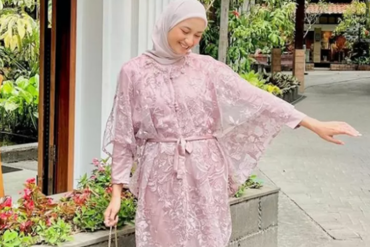 Cara Memilih Kebaya Sesuai Warna Kulit, Pastikan Jangan Salah Tampil di Acara Penting Kamu!