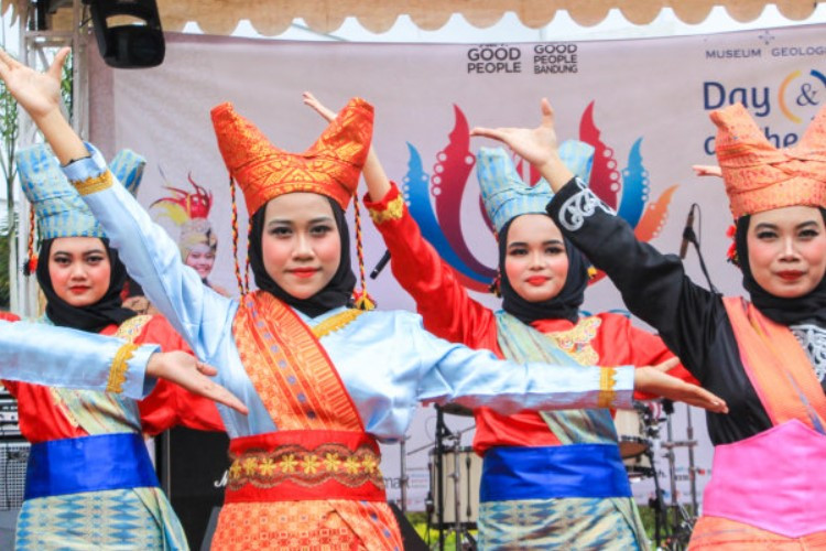 Mengenal Tari Indang atau Tari Dindin Badindin: Sejarah, Makna, Gerakan, Kostum dan Properti 