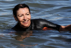 La ministre française des sports Amélie Oudéa-Castéra nage dans la Seine avant les Jeux Olympiques