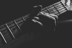 Lirik dan Chord Dasar Iklim - Suci Dalam Debu, Lagu Viral Cocok Untuk Latihan Gitaris Pemula